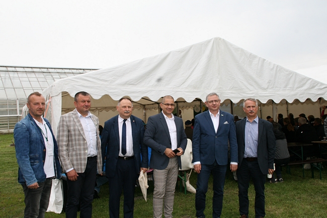 8.	Do wspólnej fotografii stanęli, od lewej: Karol Torzyński (kierownik SDOO w Słupi Wielkiej), Rafał Cyfert (Dyrektor SDOO w Słupi Wielkiej), Bogusław Biernat (w-ce Starosta średzki), Piotr Mieloch (Burmistrz Środy Wlkp.), prof. dr hab. Henryk Bujak, Dyrektor COBORU, Marcin Behnke (z-ca dyrektora ds. badawczo-doświadczalnych) 